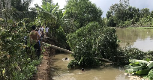 Sạt lở làm 2 người điều khiển phương tiện giao thông

bị sụp xuống kênh
