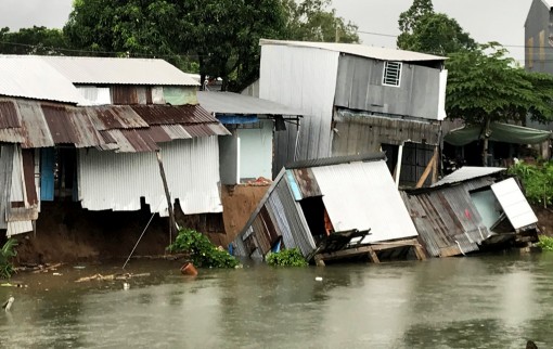 Sạt lở bờ rạch Cái Sao, 15 hộ dân phải di dời khẩn cấp
