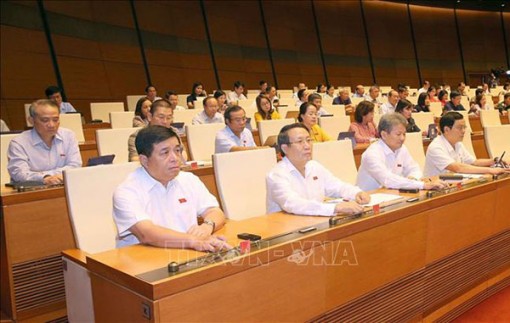 Thông qua 2 nghị quyết, 2 luật và thảo luận về 2 dự án luật