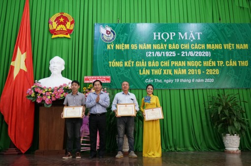 Không ngừng học tập, rèn luyện, xứng đáng là chiến sĩ tiên phong trên mặt trận tư tưởng - văn hóa của Đảng