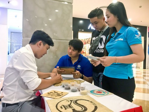 Triển lãm tranh gạo

``Tình yêu hạt gạo''