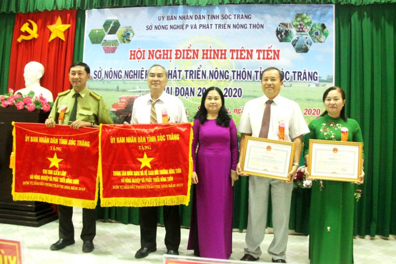 ជូន​រង្វាន់​ដល់​សមូហ​ភាព​ចំ​នួន​ ៨​ និង​បុគ្គ​ល ៥​៥​ នា​ក់ មាន​ស្នា​ដៃ​ឆ្នើម​