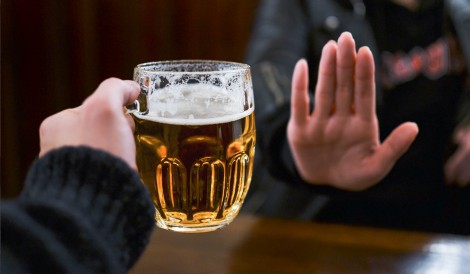 Bia rượu tổn hại não bộ giống như chứng mất trí nhớ