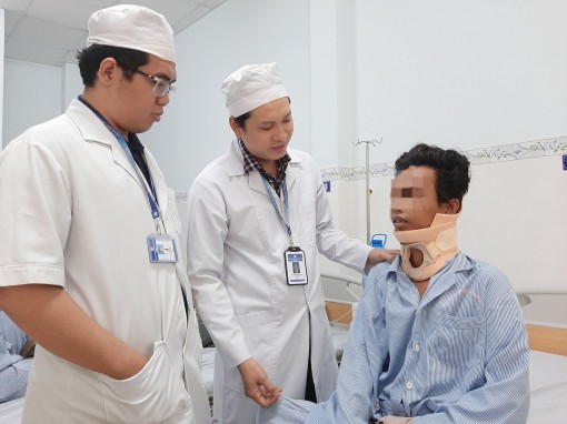 Phẫu thuật thành công cho bệnh nhân té xe gãy cổ
