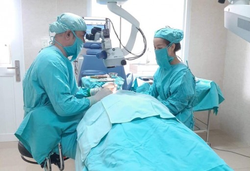 Gãy lưỡi cưa máy cắt gạch, mảnh sắt nhọn ghim vào mắt anh phụ hồ