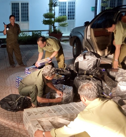 Tạm giữ ô tô vận chuyển 12.500 gói thuốc lá lậu