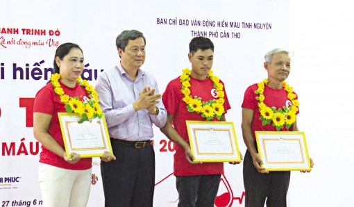 Ngày hội hiến máu “Sắc đỏ Tây Đô”