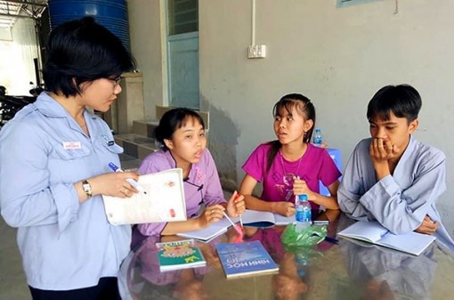 Lớp dạy phụ đạo miễn phí cho học sinh nghèo