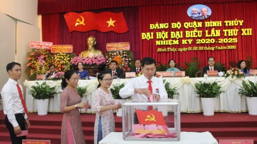 Chuyển dịch cơ cấu kinh tế
theo hướng công nghiệp, thương mại, dịch vụ, du lịch, nông nghiệp đô thị