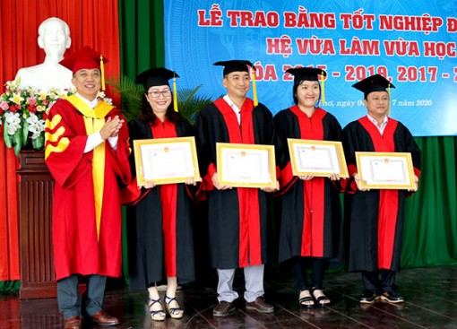 Trao bằng tốt nghiệp cho 114 tân cử nhân, kỹ sư