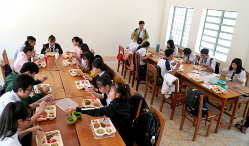 Cơm trưa miễn phí cho học trò xa nhà