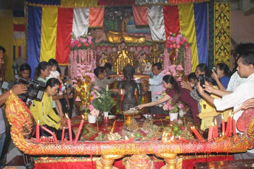 Hàng trăm người kéo đến chiêm bái bức tượng bằng đá ở Sóc Trăng