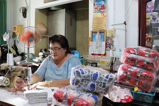 Có thu nhập tốt từ nghề may giày trẻ em