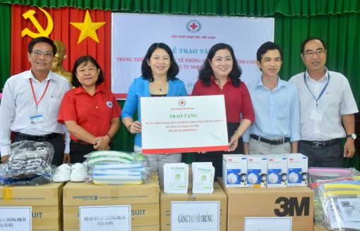 Tặng trang thiết bị bảo hộ y tế phòng chống dịch COVID-19