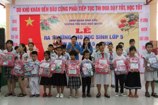 Tặng 100 phần quà cho học sinh vượt khó, học giỏi
