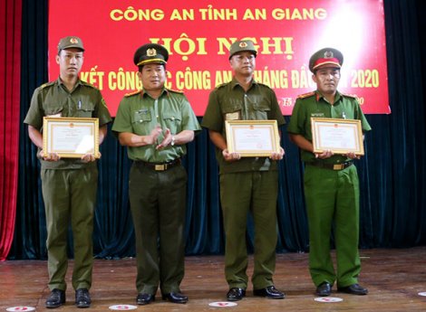 Khen thưởng 3 công an xã dũng cảm cứu người trong vụ cháy ở huyện Châu Phú