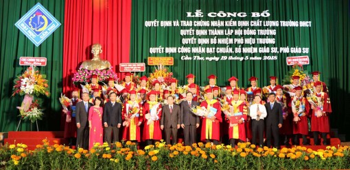 Lãnh đạo đưa Trường Đại học Cần Thơ phát triển toàn diện,

đóng góp hiệu quả vào sự phát triển của vùng, cả nước và khu vực