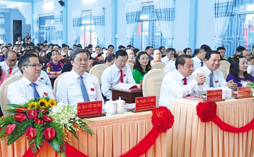 Phát triển kinh tế quận Ô Môn

theo hướng công nghiệp, thương mại -

dịch vụ, nông nghiệp chất lượng cao