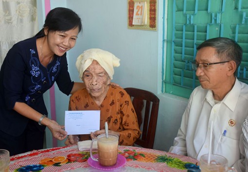 Lãnh đạo quận Bình Thủy thăm, tặng quà gia đình chính sách