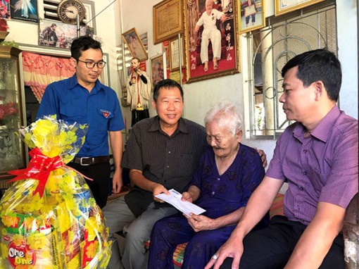 Báo Cần Thơ thăm và tặng quà Mẹ Việt Nam Anh hùng Nguyễn Thị Lãnh