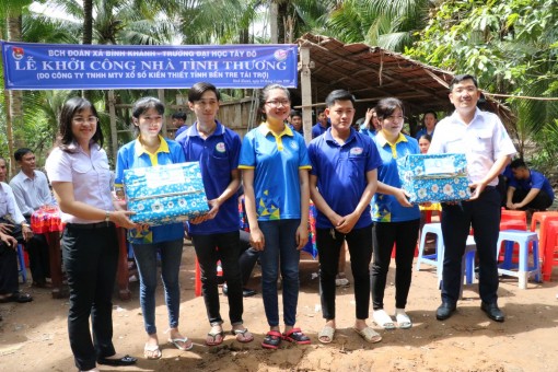 Thăm “chiến sĩ”

tình nguyện hè tại huyện Mỏ Cày Nam, tỉnh Bến Tre