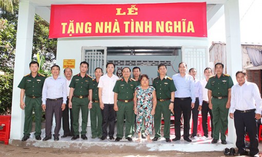 Trao tặng Nhà tình nghĩa cho gia đình liệt sĩ
