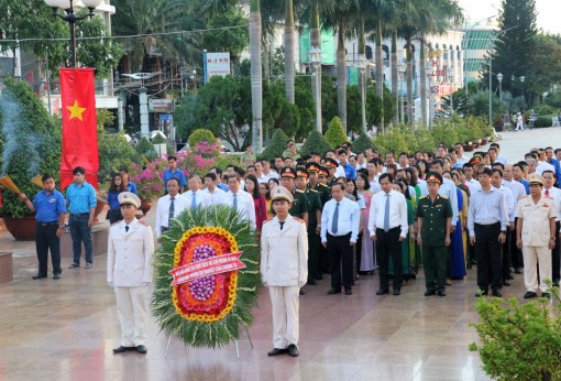 Lãnh đạo Bộ Tư lệnh Quân khu 9 và TP Cần Thơ viếng Nghĩa trang Liệt sĩ thành phố và Tượng đài Bác Hồ