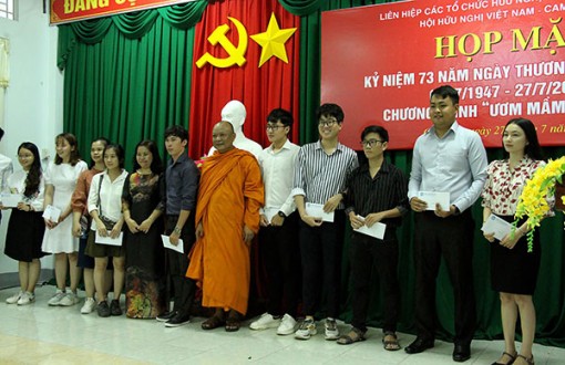 Tặng 11 suất học bổng cho du học sinh Campuchia