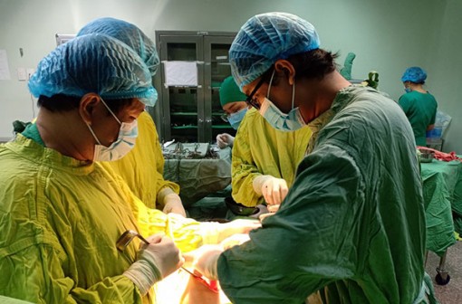 Huy động 15 bác sĩ cứu bệnh nhân đa chấn thương