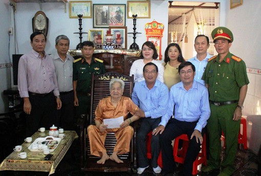 Thăm, tặng quà gia đình chính sách