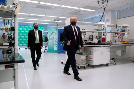 Ông Trump đặt cược

vào vaccine COVID-19