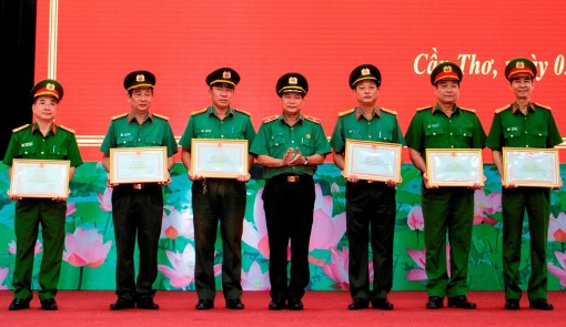 Thực hiện toàn diện các mặt công tác, xây dựng

hình ảnh đẹp của lực lượng Công an Cần Thơ

vì nước quên thân, vì dân phục vụ