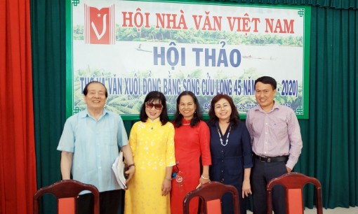 “Tôi để cảm xúc thơ của mình tự do bay trên cánh đồng thơ ấu!”