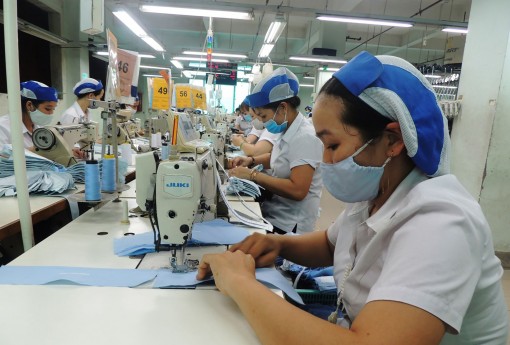 Xuất khẩu hàng hóa tiếp tục

chịu ảnh hưởng bởi dịch COVID-19