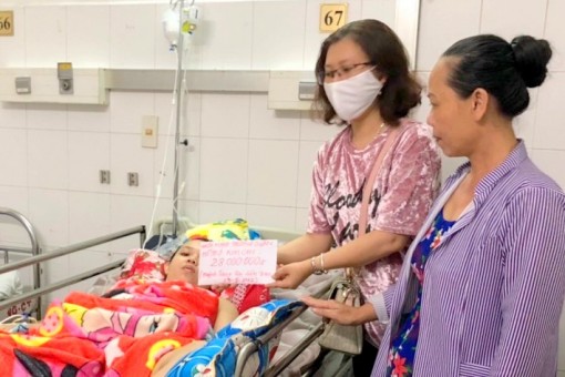 Nhóm mạnh thường quân Phạm Huỳnh Trang trao tiền giúp bệnh nhân Phan Thị Kim Chi