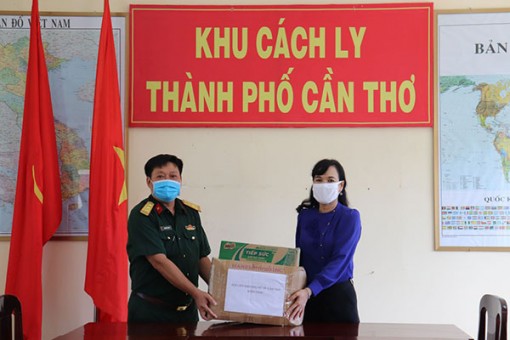 Trao quà cho cán bộ, chiến sĩ khu cách ly TP Cần Thơ