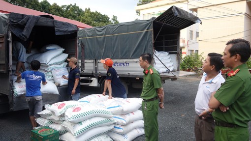 An Giang: Bắt 4 xe tải vận chuyển 39 tấn đường cát không hóa đơn chứng từ