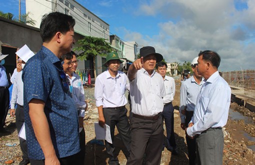 Kiểm tra tiến độ Dự án Kè bờ sông Cần Thơ ứng phó biến đổi khí hậu