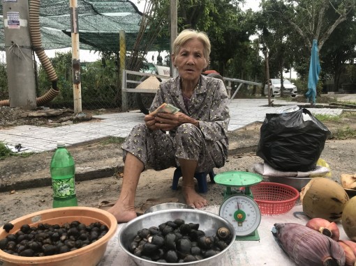 Bà cụ 70 tuổi nuôi mẹ già tiếp tục được bạn đọc Báo Cần Thơ hỗ trợ