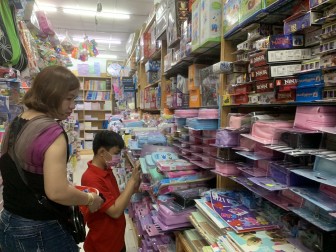 Nhộn nhịp thị trường dụng cụ học tập cho năm học mới