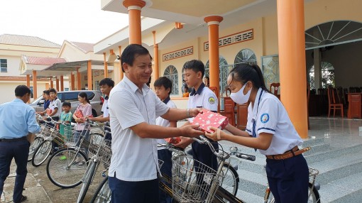 Tặng quà cho học sinh vượt khó, học giỏi ở huyện Thới Lai