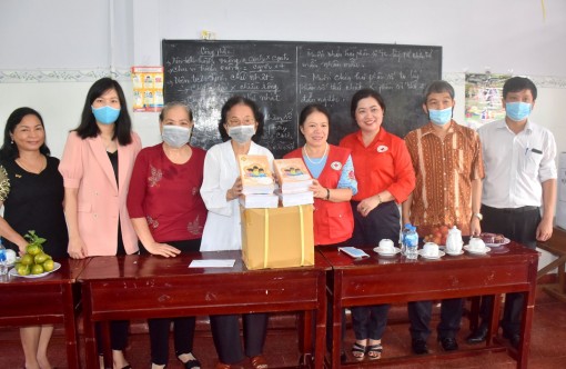 Tặng quà tại Nhà nuôi trẻ mồ côi Hướng Dương