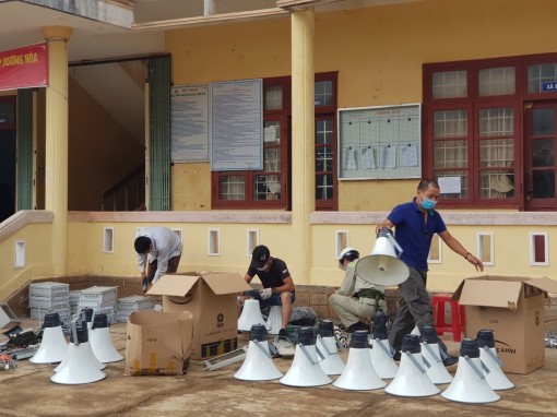 Cõng… loa lên núi cùng người dân phòng chống dịch Covid