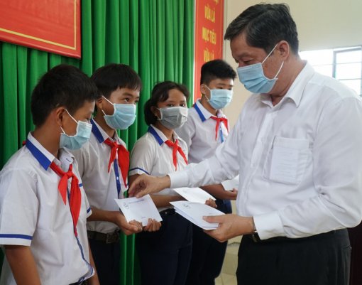 Tặng quà học sinh nghèo, vượt khó học giỏi