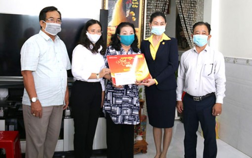 Chương trình “Mai vàng nhân ái” thăm và tặng quà 2 nghệ sĩ ở Cần Thơ