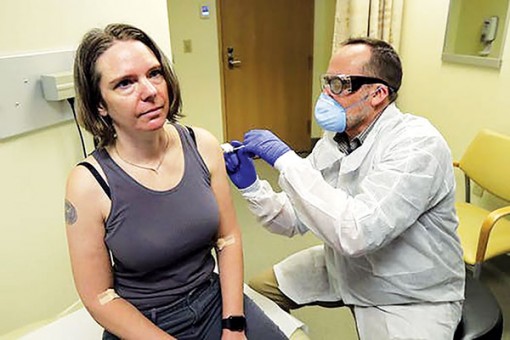 Quan chức FDA dọa từ chức nếu bị ép phê duyệt vaccine