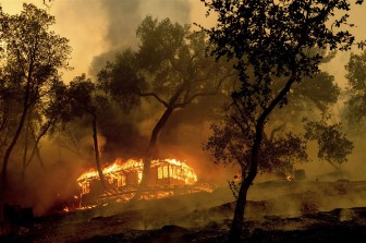 Sét đánh gây cháy rừng dữ dội tại California