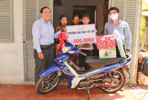 Trường Đại học Tây Đô

tặng xe gắn máy cho gia đình học sinh nghèo vượt khó