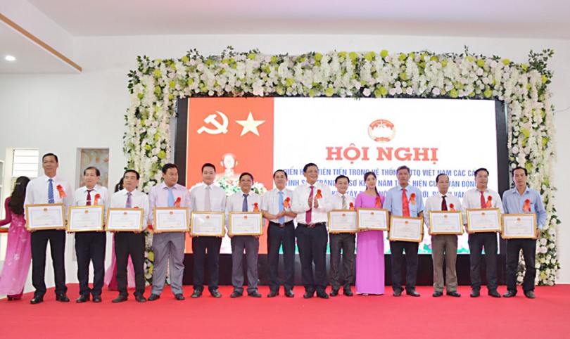 លើក​សរ​សើរ​ ជូន​រង្វាន់​ដល់​សមូហ​ភាព​ ចំ​នួន​ ៣៤ និង​គំ​រូ​ជឿន​លឿន​ចំ​នួន​ ១៣០