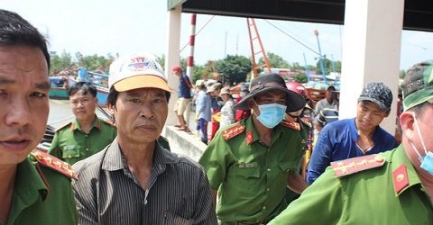 Tạm giữ hình sự thuyền viên dùng búa đánh chết chủ tàu cá
